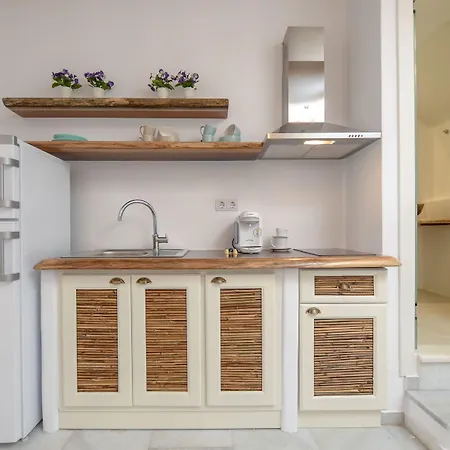 Apartment Birikos & *