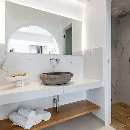 Birikos Hotel&suites *
