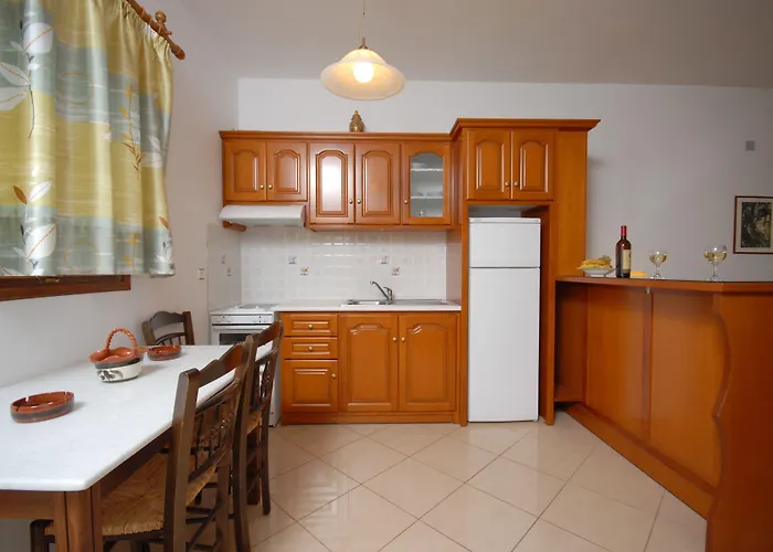 Apartament Birikos & *